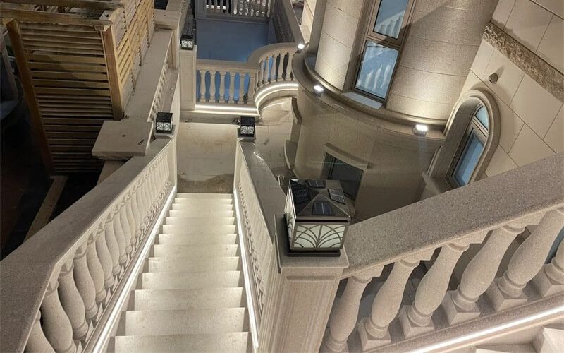 外墻燈帶為什么會發黃？原因解析與解決方案